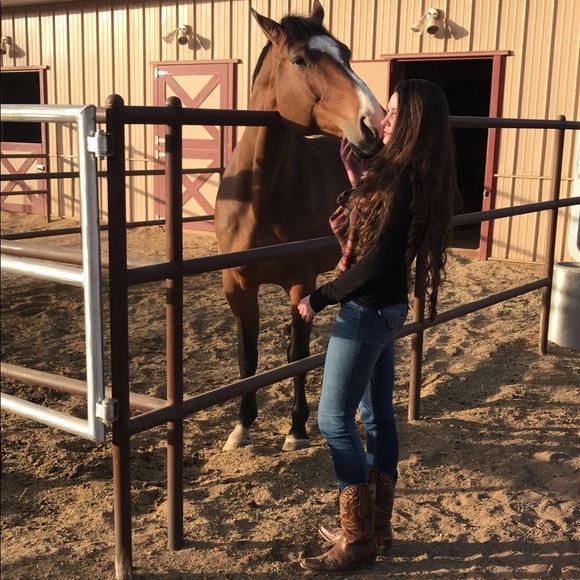 Meet your Posher, Kaitlin - Picture 2 of 3